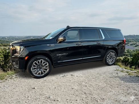 Used 2023 GMC Yukon XL Denali Ultimate AWD/4WD image 4