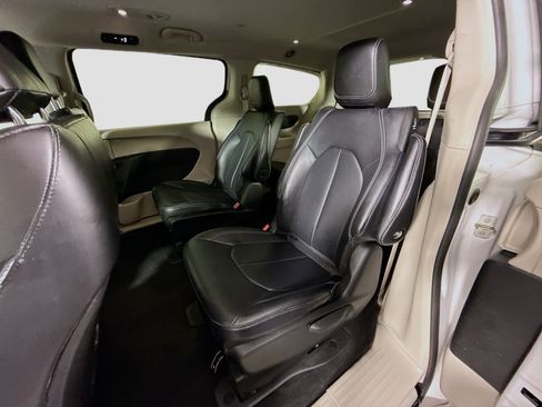 Used 2024 Chrysler Pacifica Limited FWD image 25