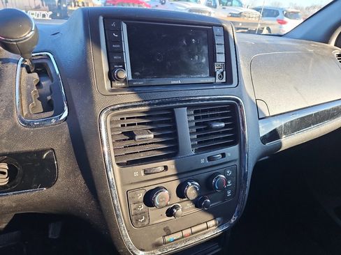 Used 2017 Dodge Grand Caravan SE image 12