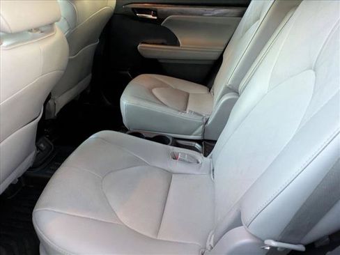 Used 2022 Toyota Highlander Platinum AWD/4WD image 18
