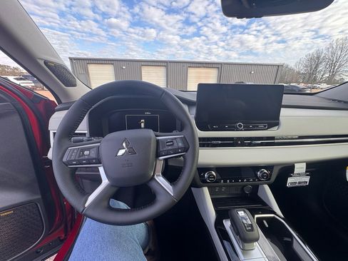 New 2026 Mitsubishi Outlander LE FWD image 11