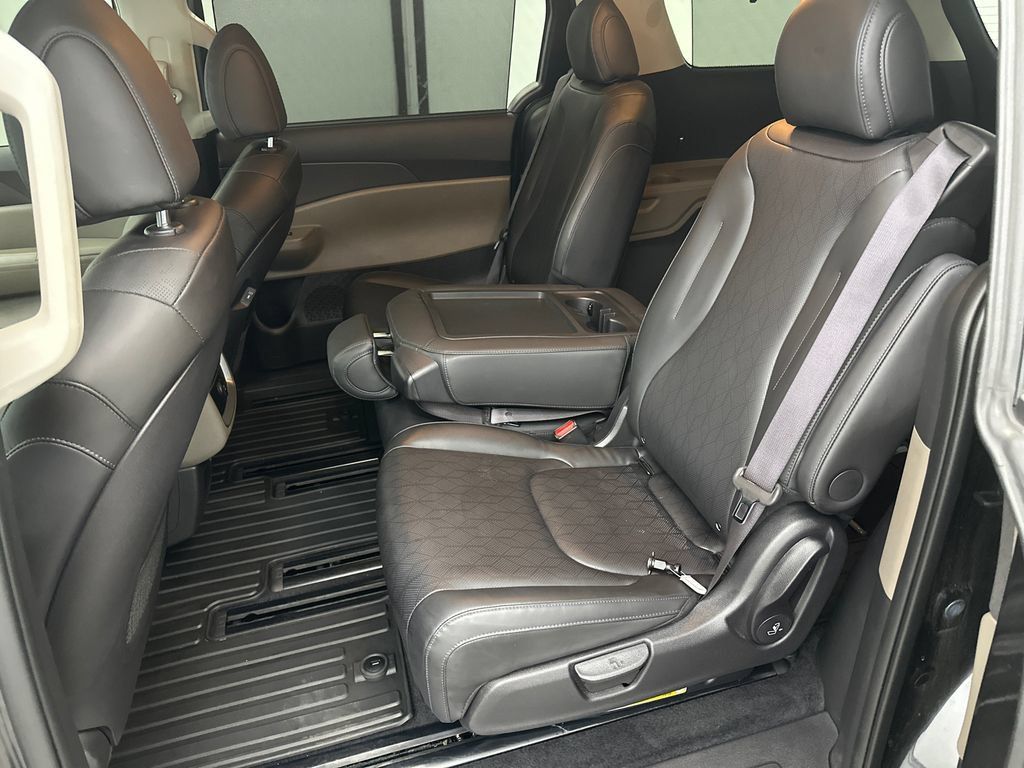 Used 2025 Kia Carnival EX FWD image 23