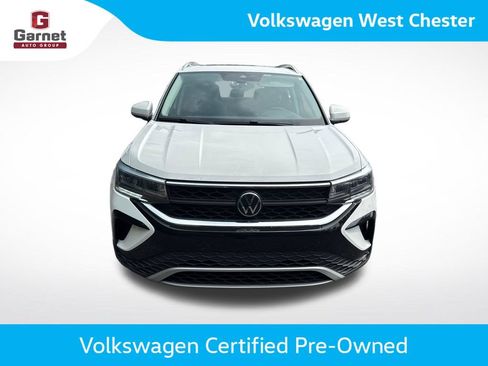 Used 2024 Volkswagen Taos SE w/ Panoramic Sunroof Package AWD/4WD image 9
