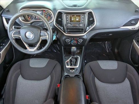 Used 2018 Jeep Cherokee Latitude image 17