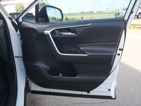 Used 2021 Toyota RAV4 XLE Premium image 13