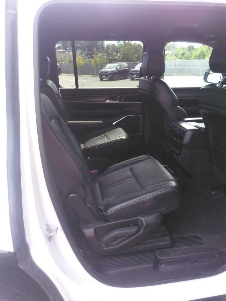 Used 2024 Jeep Wagoneer Series II AWD/4WD image 6