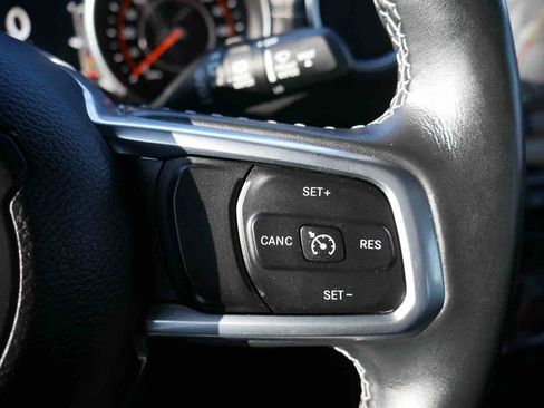 Used 2018 Jeep Wrangler Unlimited Sahara image 38