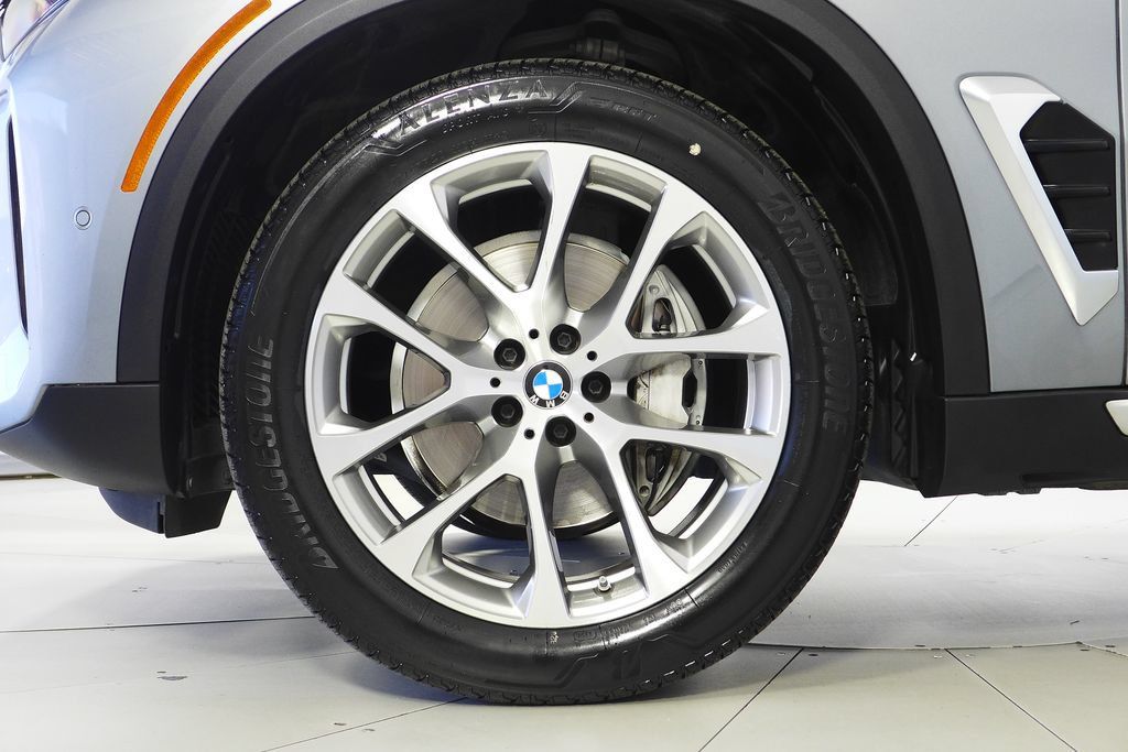 Certified 2024 BMW X5 xDrive40i w/ Parking Assistance Package AWD/4WD image 5