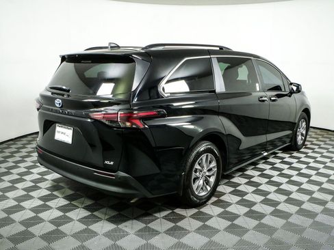 Used 2025 Toyota Sienna XLE w/ XLE Plus Package FWD image 3