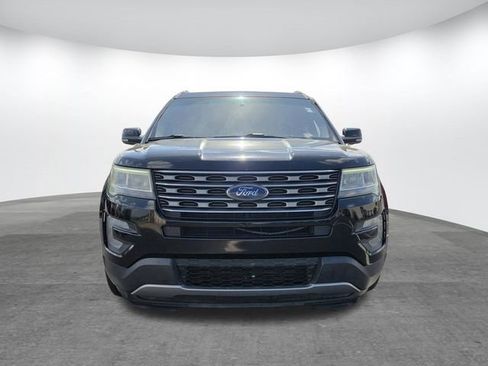 Used 2017 Ford Explorer XLT image 2