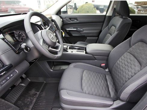 New 2025 Nissan Pathfinder SV image 6