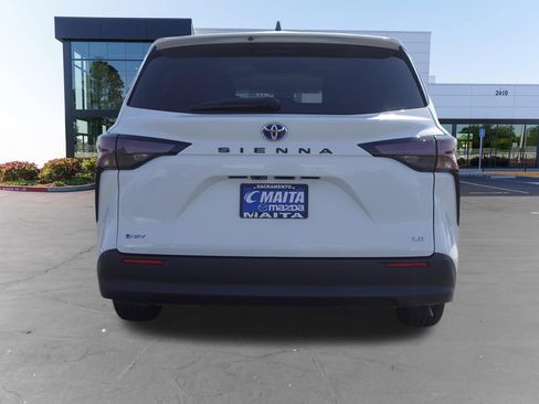 Used 2025 Toyota Sienna LE FWD image 4