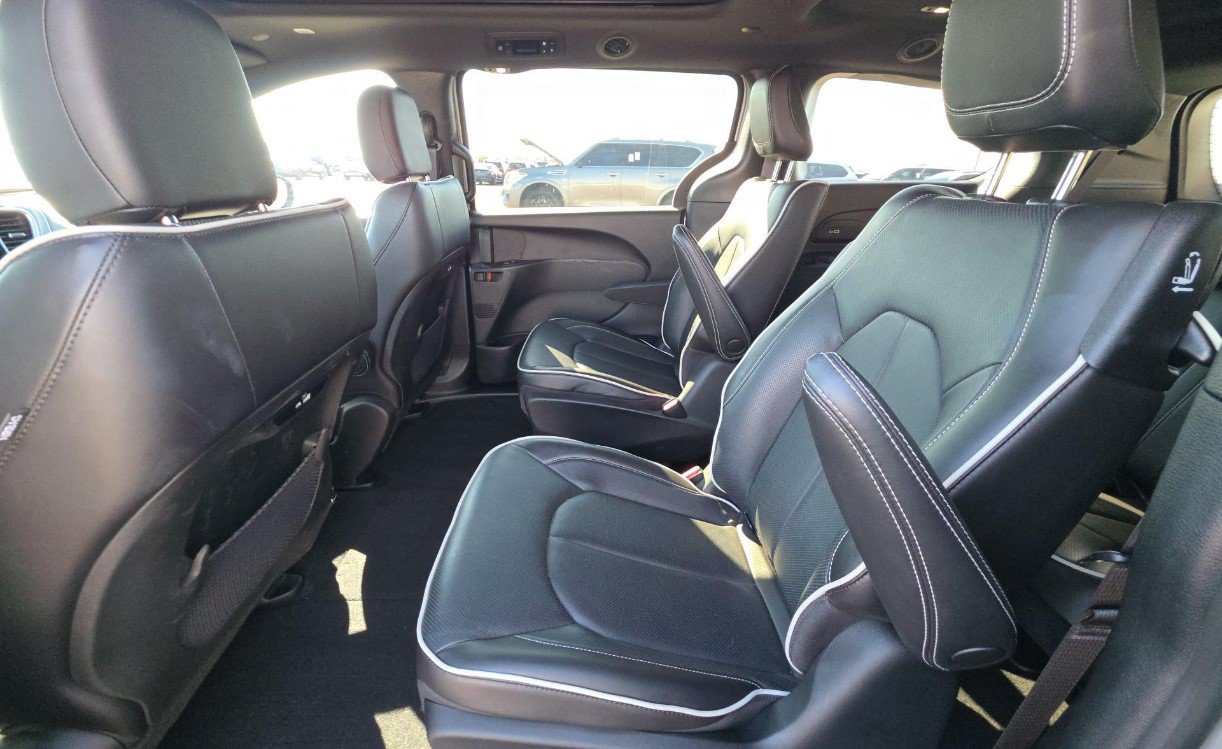 Used 2023 Chrysler Pacifica Limited w/ S Appearance Package FWD image 10