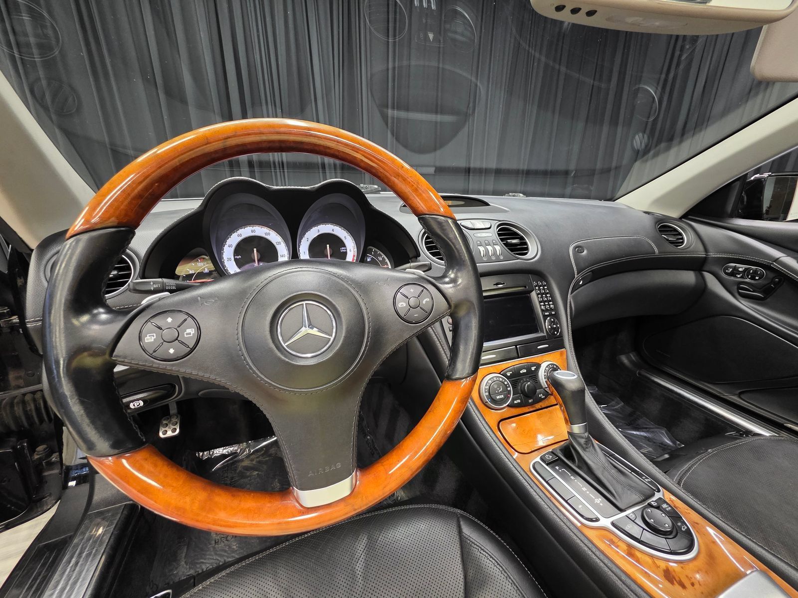 Used 2011 Mercedes-Benz SL 550 image 24