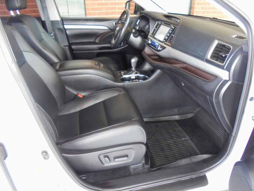 Used 2019 Toyota Highlander XLE AWD/4WD image 8