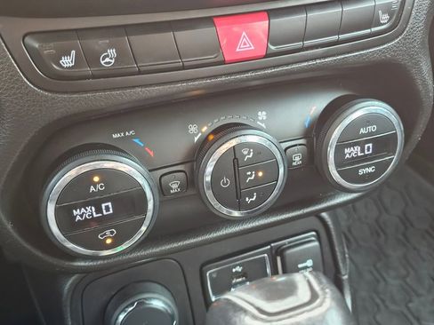 Used 2015 Jeep Renegade Limited w/ Safety & Security Group I AWD/4WD image 25