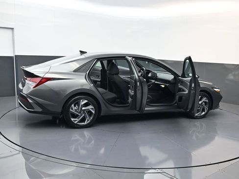 Certified 2025 Hyundai Elantra Sport FWD image 30