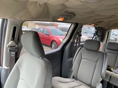 Used 2007 Chrysler Town & Country Touring image 9