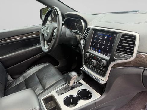 Used 2018 Jeep Grand Cherokee Overland w/ Interior Metal Package RWD image 37