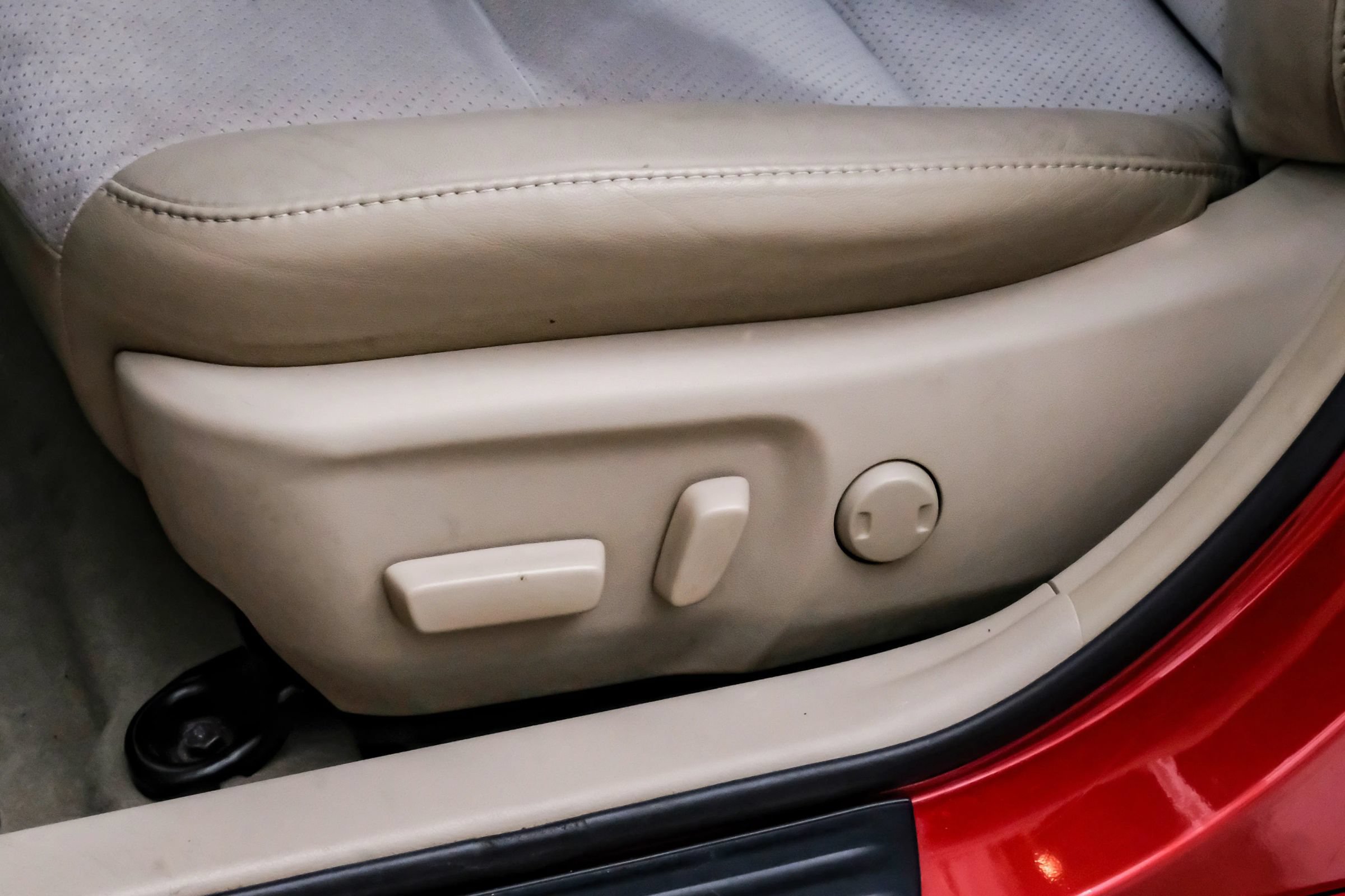 Used 2013 Toyota Camry XLE w/ Leather Pkg FWD image 32