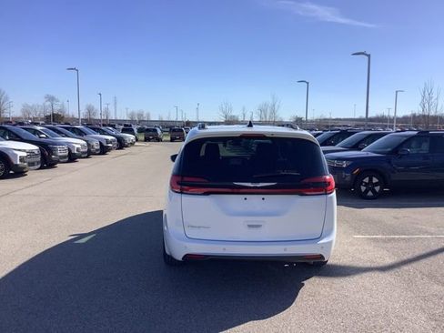 Used 2024 Chrysler Pacifica Pinnacle image 5