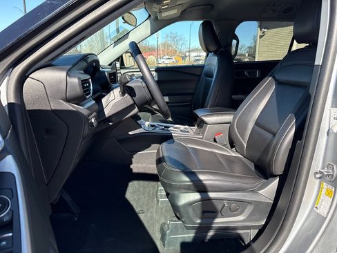 Used 2024 Ford Explorer XLT w/ Equipment Group 202A image 8