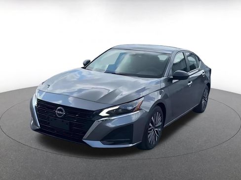 Used 2025 Nissan Altima 2.5 SV FWD image 4
