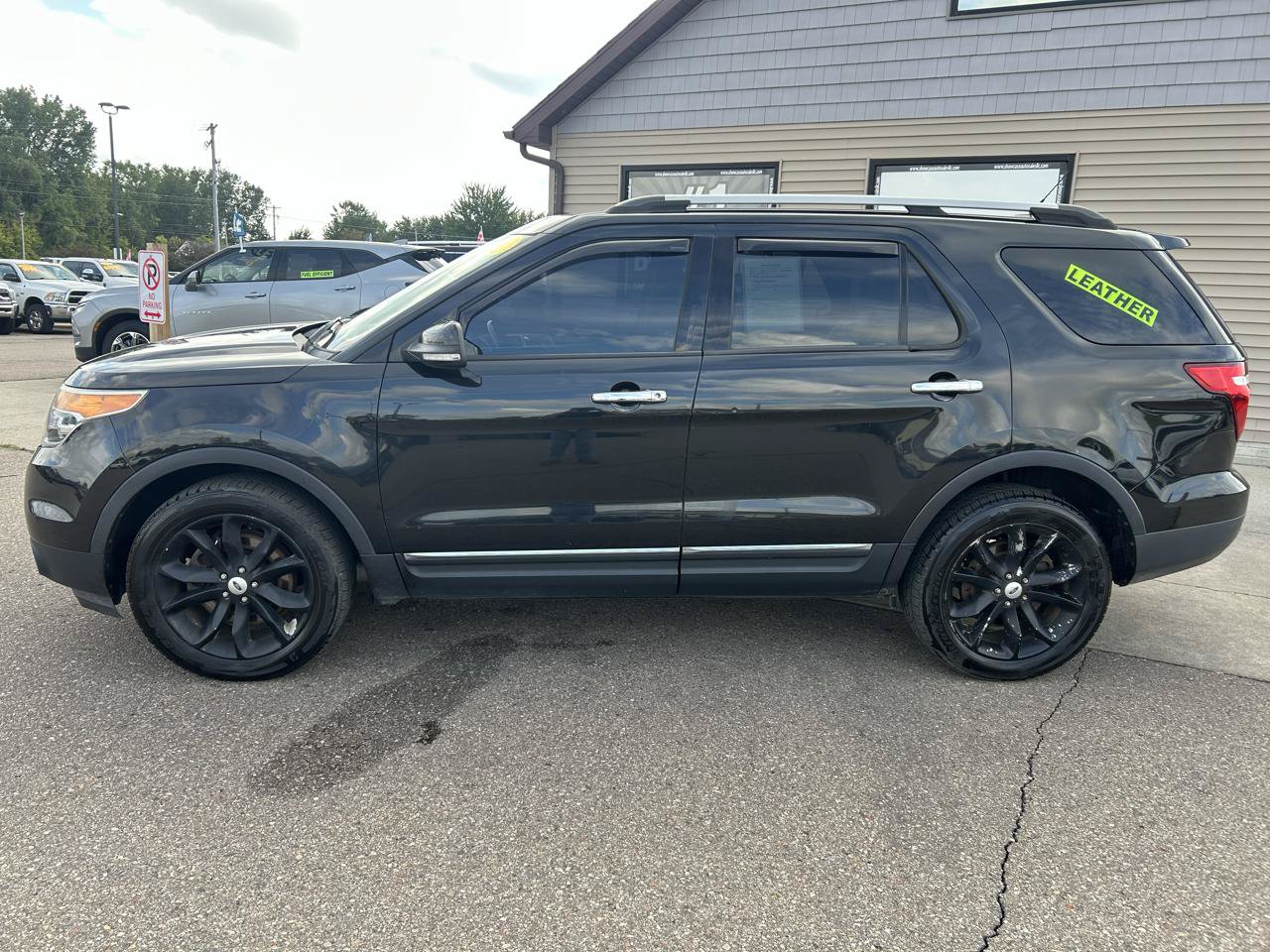 Used 2015 Ford Explorer XLT w/ Equipment Group 202A AWD/4WD image 8
