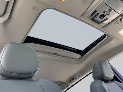 Used 2025 Toyota Sienna XLE w/ XLE Plus Package FWD image 14