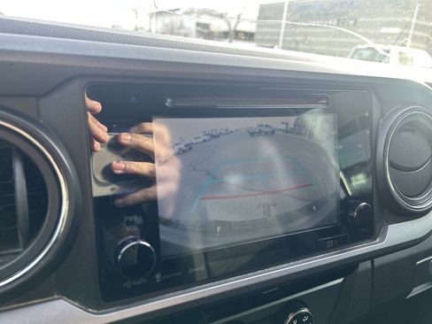 Used 2018 Toyota Tacoma TRD Off-Road image 31