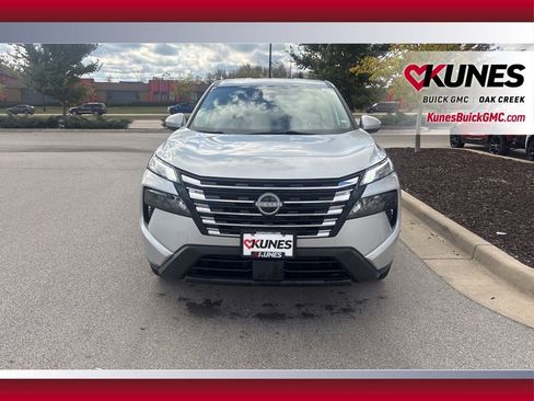 Used 2024 Nissan Rogue SV image 3