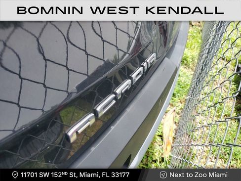 Used 2022 GMC Acadia SLT w/ Preferred Package image 5