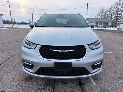 Used 2023 Chrysler Pacifica Touring-L image 15