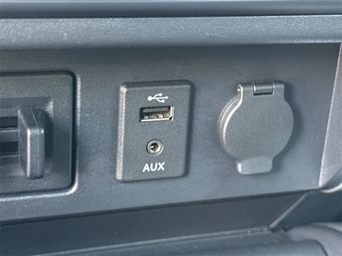 Certified 2017 Nissan Titan SV image 33