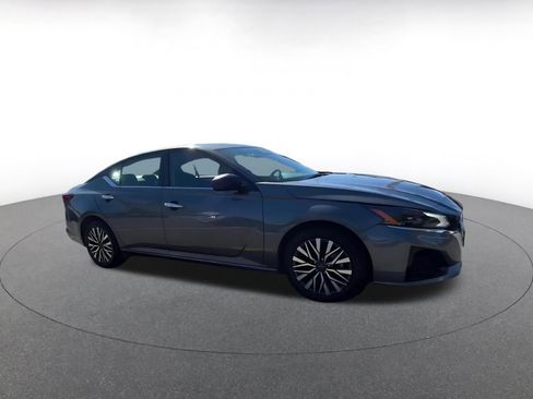 Used 2025 Nissan Altima 2.5 SV image 2