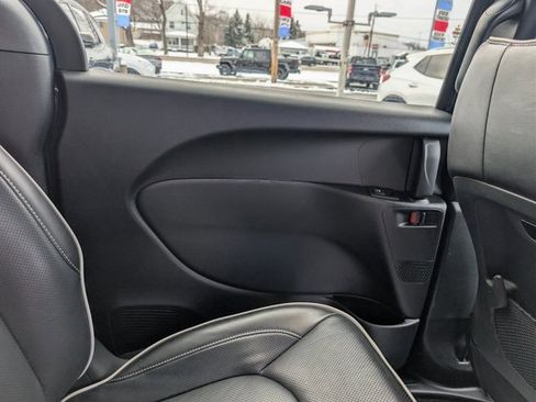 Used 2023 Chrysler Pacifica Limited w/ S Appearance Package image 14