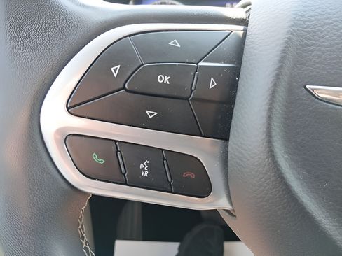 Used 2024 Chrysler Pacifica Touring-L FWD image 27