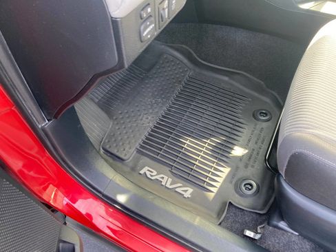 Used 2013 Toyota RAV4 XLE image 9