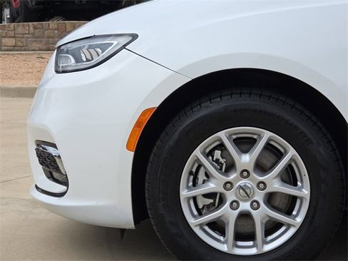 Used 2022 Chrysler Pacifica Touring-L image 5