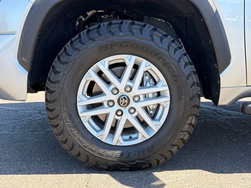 Used 2022 Toyota Tundra SR5 w/ SR5 Convenience Package AWD/4WD image 9