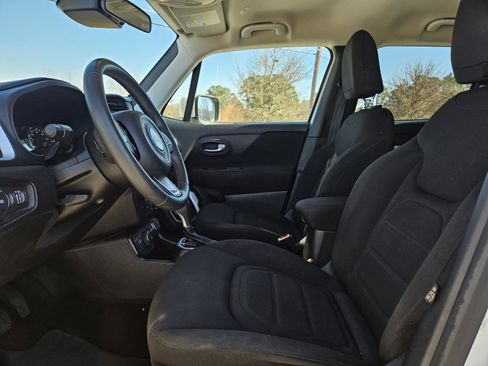 Used 2021 Jeep Renegade Latitude image 10