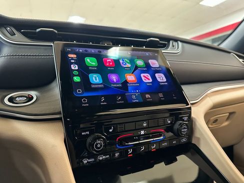 New 2025 Jeep Grand Cherokee Limited w/ Black Appearance Package image 26