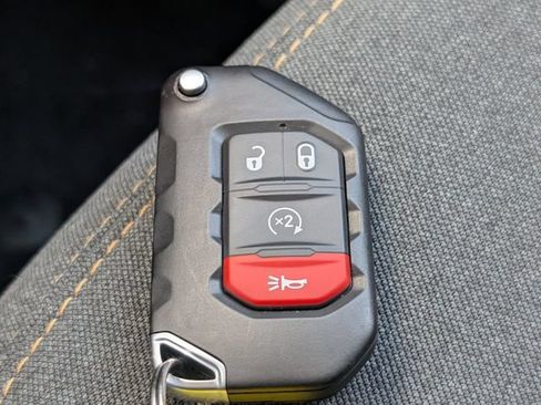 Used 2025 Jeep Wrangler Unlimited Sahara AWD/4WD image 29