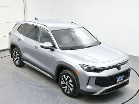 Used 2025 Volkswagen Tiguan S image 33