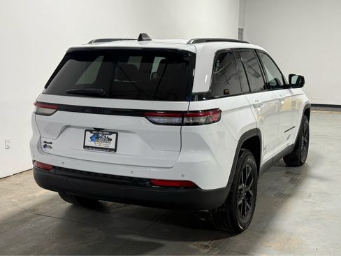 Used 2024 Jeep Grand Cherokee Altitude image 7