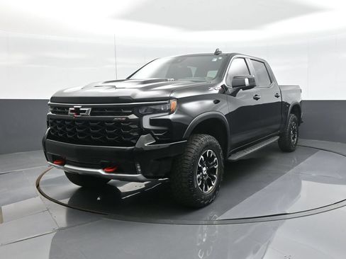 Used 2023 Chevrolet Silverado 1500 ZR2 w/ Technology Package AWD/4WD image 3