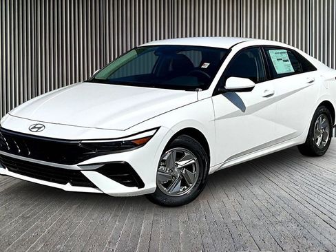 New 2026 Hyundai Elantra SE FWD image 2