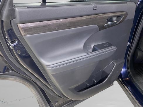 Used 2022 Toyota Highlander Platinum image 11