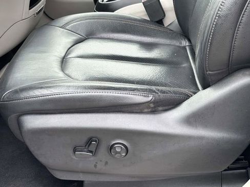 Used 2018 Chrysler Pacifica Touring-L image 4