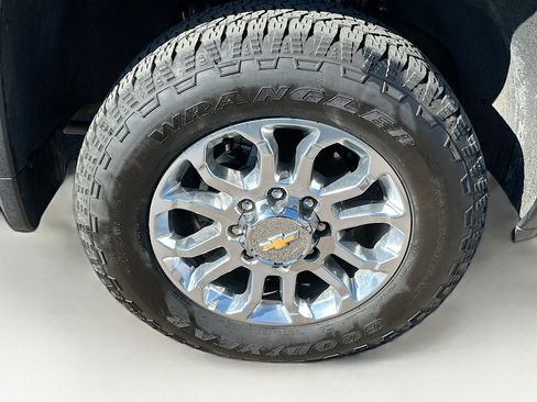 Used 2025 Chevrolet Silverado 2500 LT w/ Z71 Chrome Sport Edition image 11